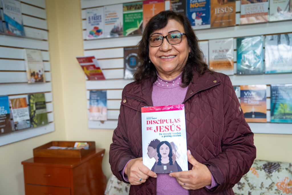 María Esther Ramírez, director of Ediciones Puma, with some of the books they have published.