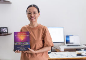 India_2022_Ben Ritter-174 Langham Scholar Angukali Rotohka holds the South Asia Bible Commentary, to which she contributed.